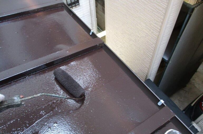 下屋根の上塗り