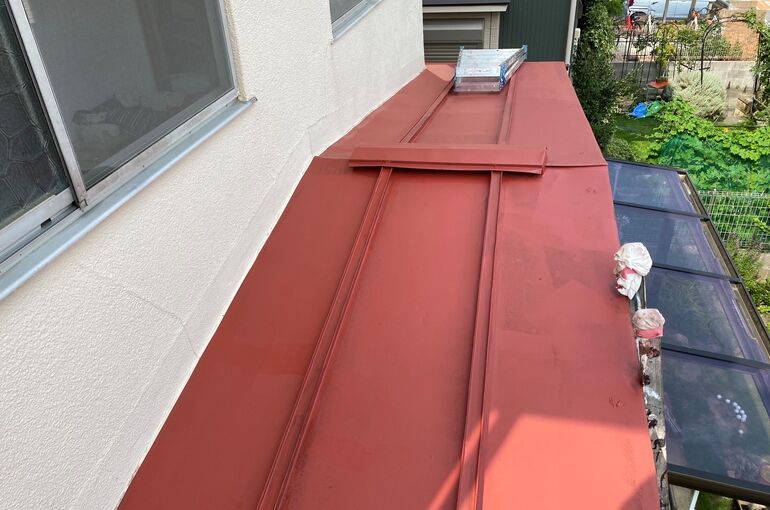 下屋根の下塗り