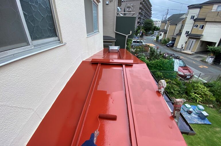 下屋根の中塗り