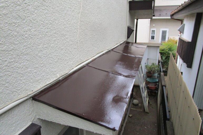 庇・下屋根の上塗り