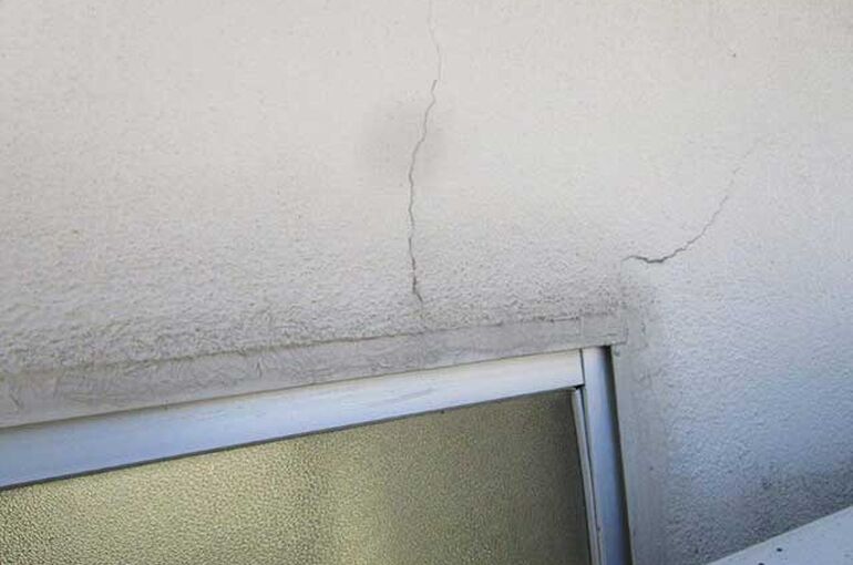 既存の外壁サッシ廻りのクラック
