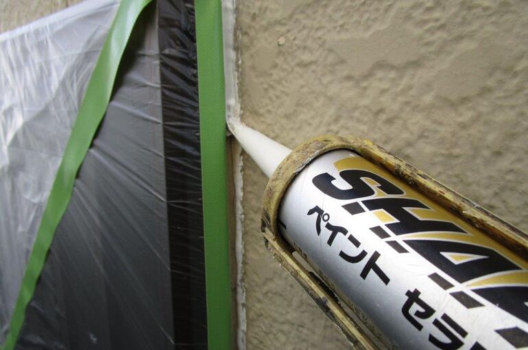 サッシ廻りのコーキング補修