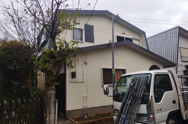 足場をトラックに積み込み