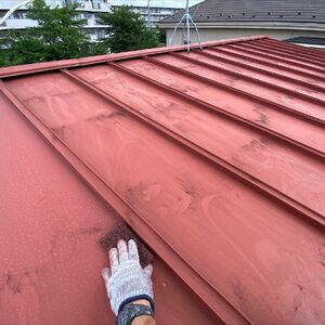 トタン屋根のケレン掛け作業