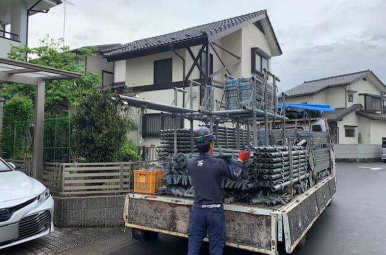 足場材を載せたトラック