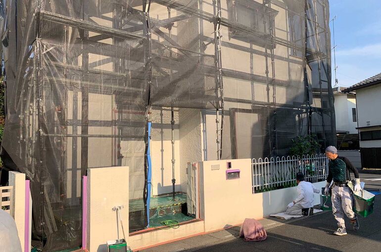 足場にメッシュシート張り込み