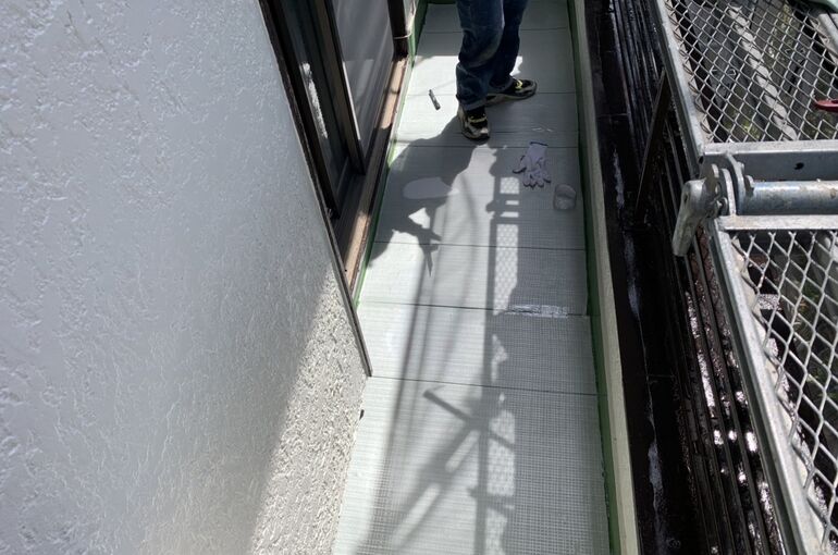 通気マットの張り込み
