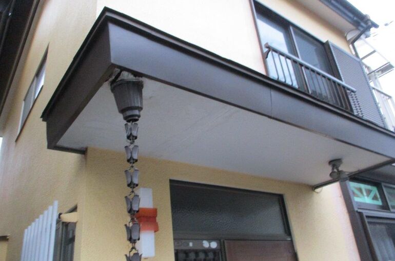 施工前の玄関屋根