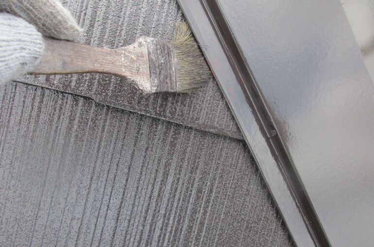 細かい箇所はハケを使用して塗装