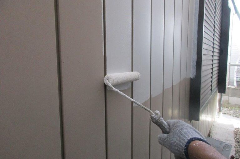 外壁の下塗りを塗装