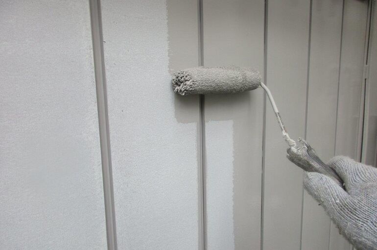 外壁の中塗りを塗装