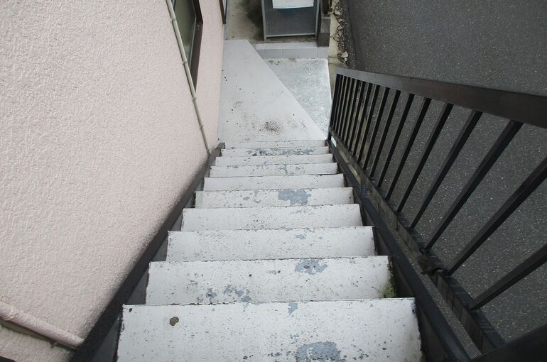 塗装前の階段